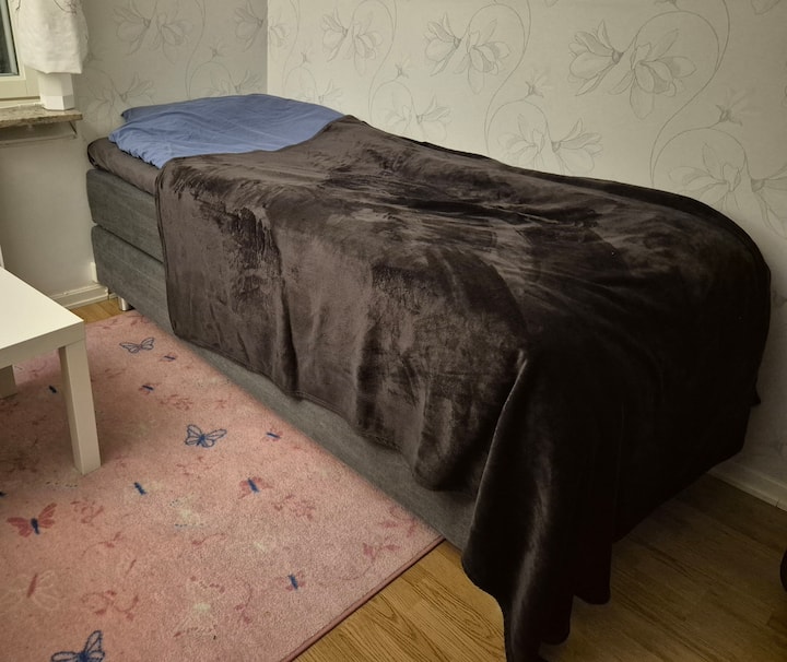 La cama principal es una Hästen kontinental (90*200).
