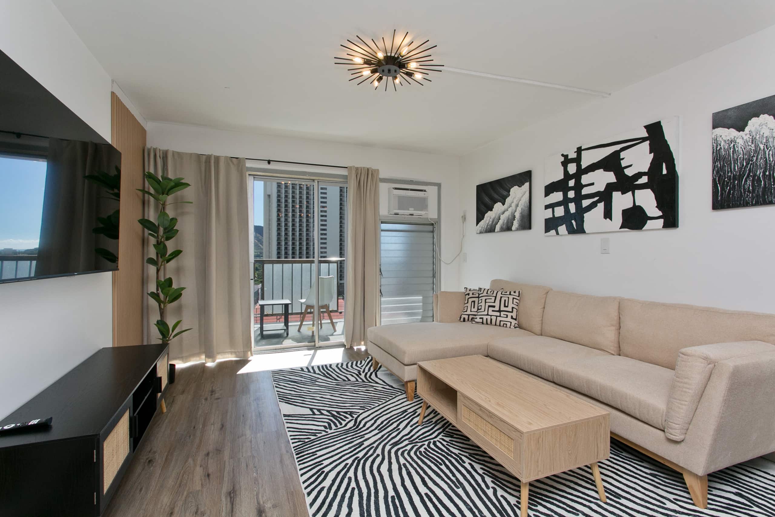Luxury Lush 3 Bed 2 Bath, Ocean View, With Parking - Image 1