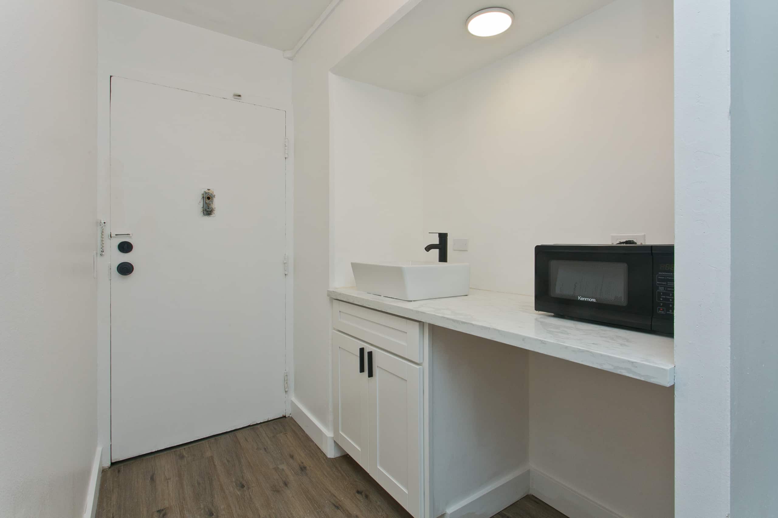 Luxury Lush 3 Bed 2 Bath, Ocean View, With Parking - Image 9