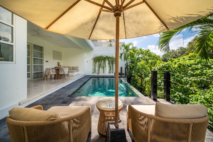 Outdoor dining at Villa Marc