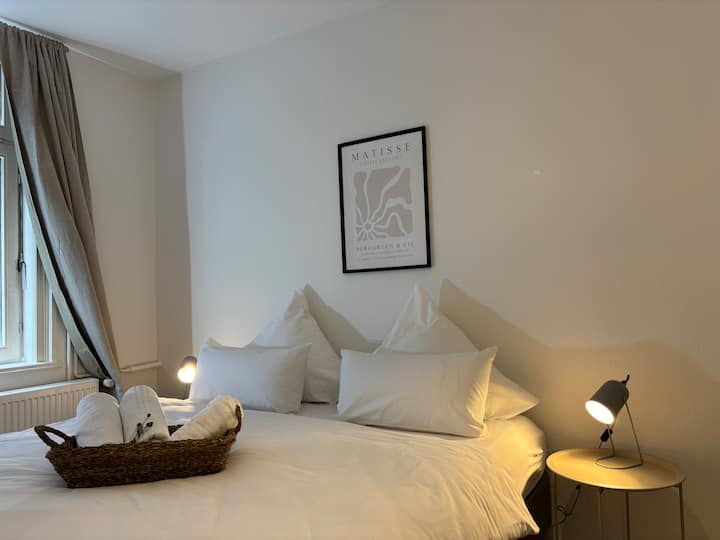 Chumba cha 2 cha kulala pia kina kitanda cha chemchemi/kitanda cha ukubwa wa king (180x200) kilicho na kipande cha juu cha povu la kumbukumbu.