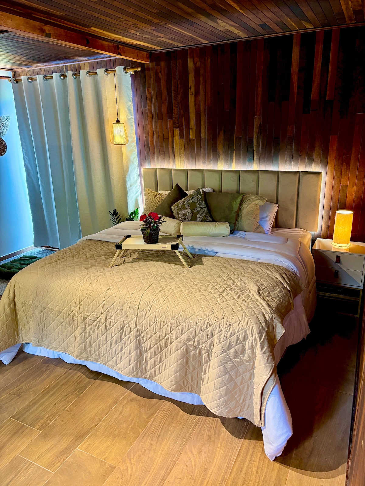 King size bed with linens 300 threads 