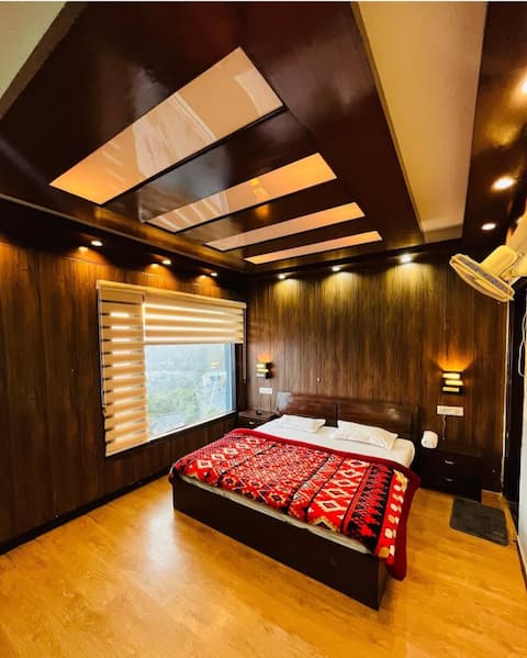 Woodfins Homestay, Flat with Super 180• View