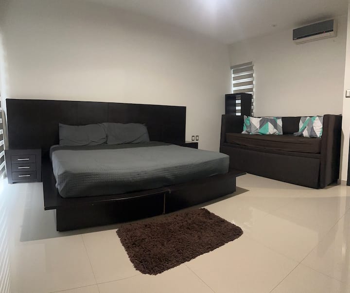 ห้องนอนที่ 1

เตียงคิงไซส์

เตียงสองชั้นเดี่ยว + เตียงคังคารูเดี่ยว
