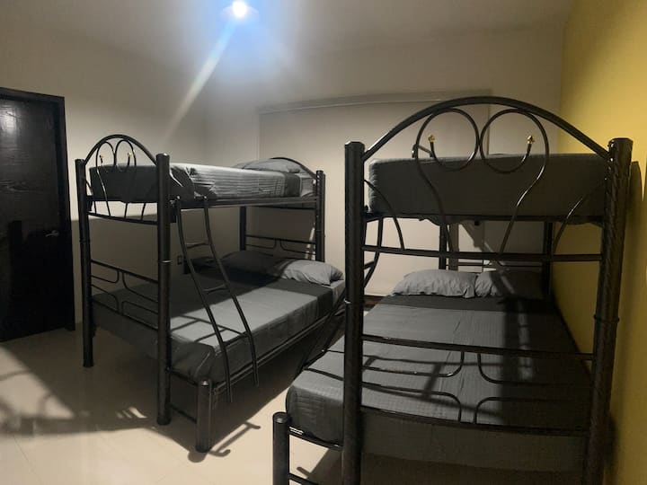 ห้องนอน 2

เตียงคู่ + เตียงเดี่ยวสองชั้น

เตียงคู่ + เตียงเดี่ยวสองชั้น
