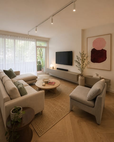 Top performing Airbnb: Chic & Stylish w Parking 200m to Toorak Rd 2km MCG in South Yarra