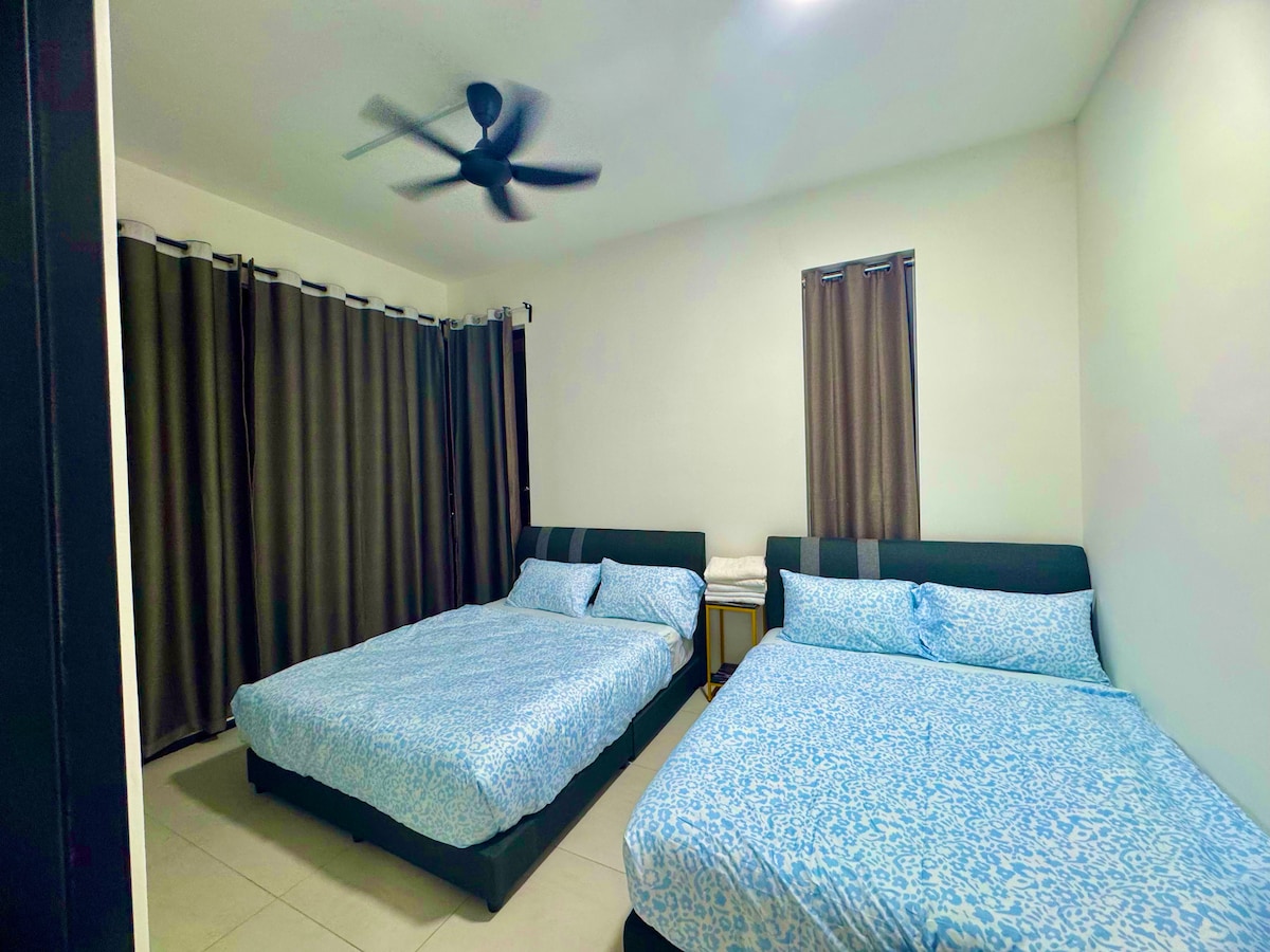 море , поглед кон градот
    * Спална соба 1, 
    *2 брачни кревета, душек со голема големина, удобен сон 
    * клима уред , вентилатор за мобилни телефони,  огледало, закачалка за крпи, закачалка   
    