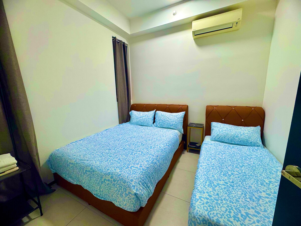   * Спална соба 3
    *1 брачен иединечен кревет (широк 150-179 см), душек со голема големина, удобен сон 
    * клима уред , вентилатор за мобилни телефони,  огледало, закачалка за крпи, закачалка   
    