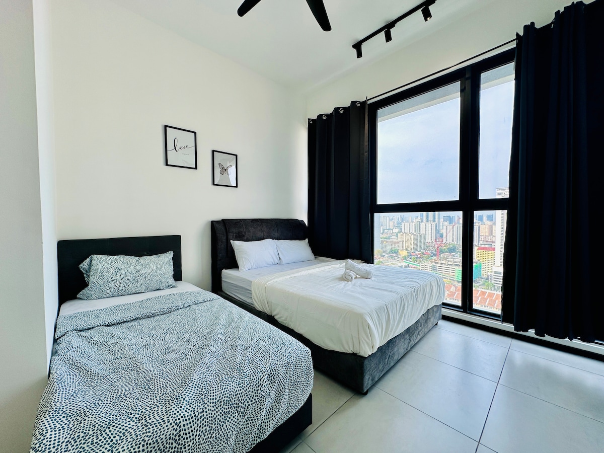   * Спална соба 2, 
    *1 брачен иединечен кревет (широк 150-179 см), душек со голема големина, удобен сон 
    * клима уред , вентилатор за мобилни телефони,  огледало, закачалка за крпи, закачалка   
    