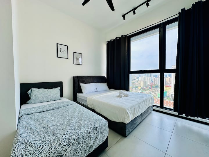   * ห้องนอน 2 
    * 1 เตียงควีนไซส์และเตียงเดี่ยวฟูกนอนขนาดใหญ่นอนหลับสบาย 
    * เครื่องปรับอากาศพัดลมมือถือกระจกราวตากผ้าไม้แขวนเสื้อ   
    