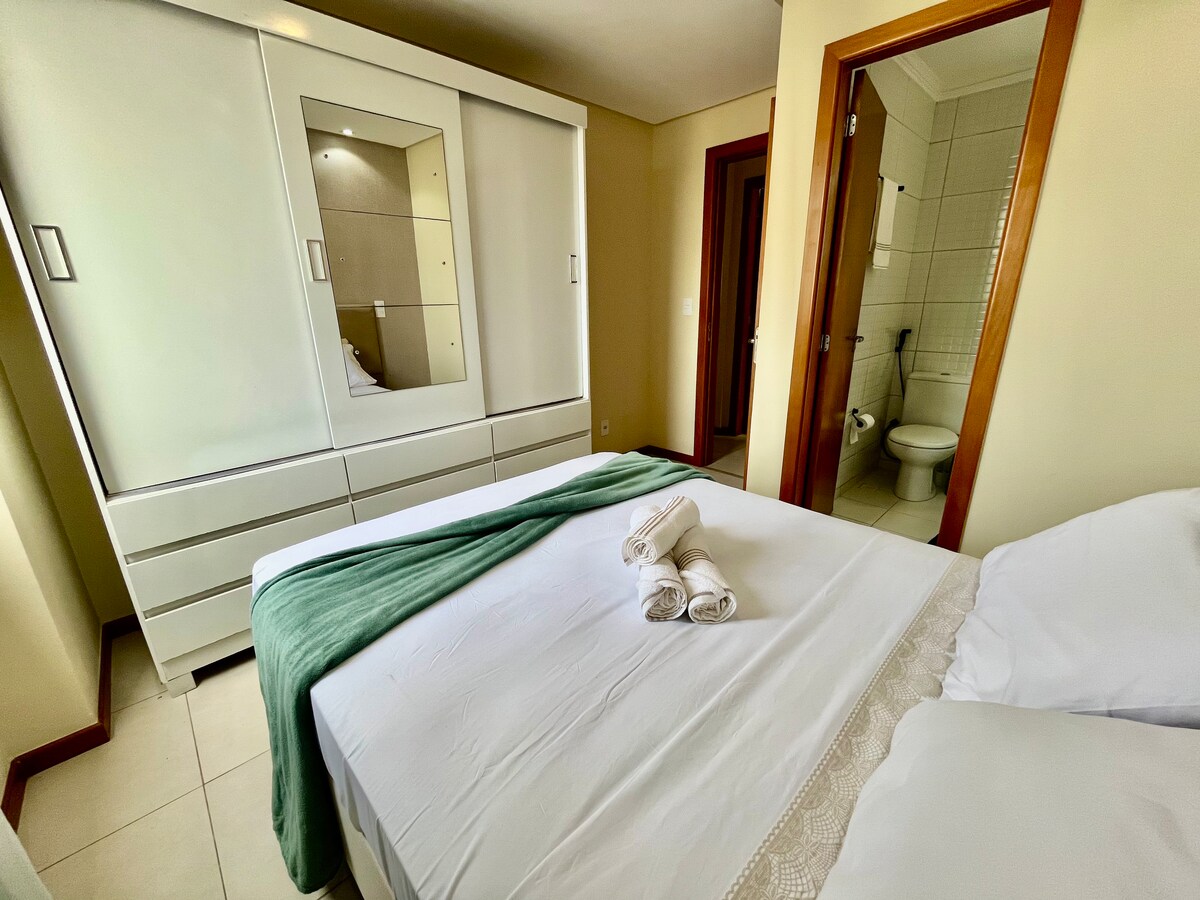 Соба со гардероба и бања 