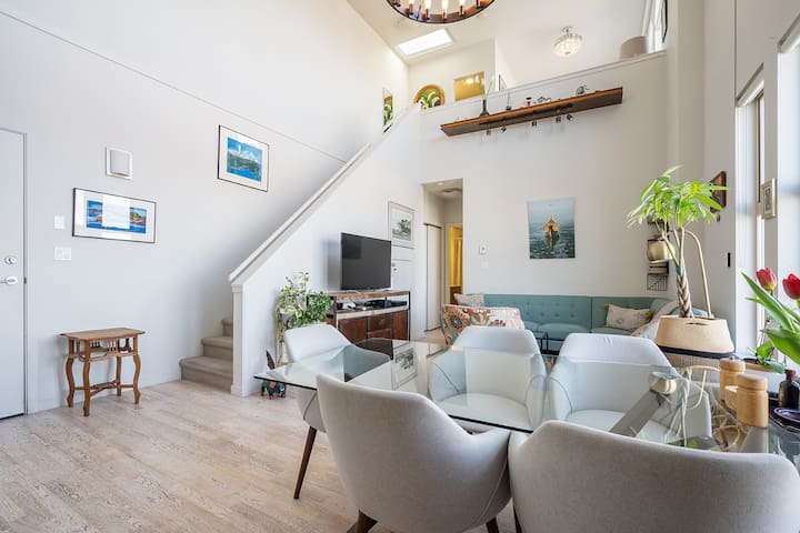 Luxurious, Light-Filled Loft in Historic Old Town