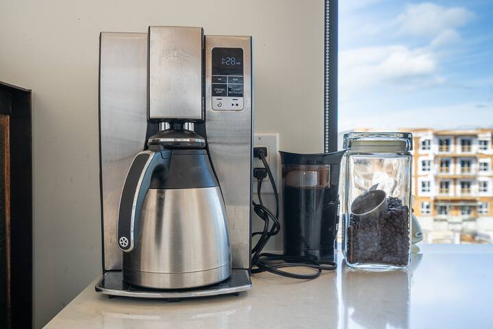 Luxurious, Light-Filled Loft in Historic Old Town gallery image 4