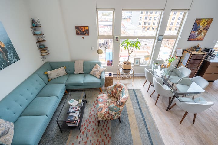 Luxurious, Light-Filled Loft in Historic Old Town