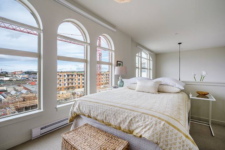 Luxurious, Light-Filled Loft in Historic Old Town gallery image 5