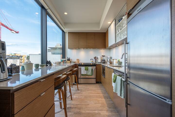 Luxurious, Light-Filled Loft in Historic Old Town gallery image 3