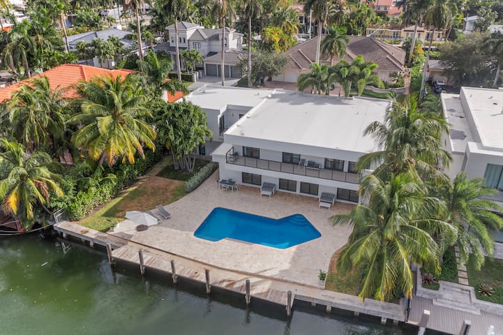 Stunning Luxury Home with Modern Elegance