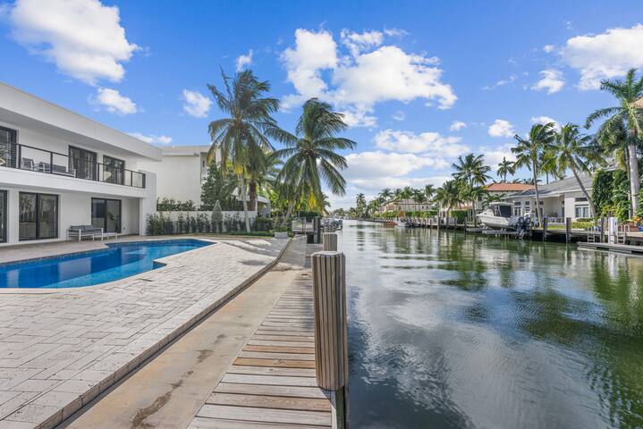 Stunning Luxury Home with Modern Elegance gallery image 2