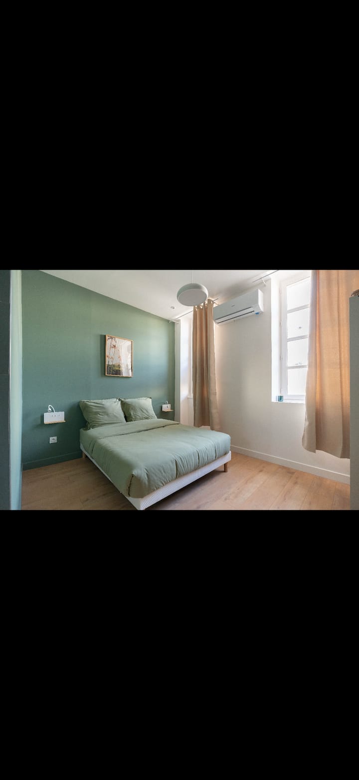 Chambre 1 Suite avec Climatisation et Salle de bain.

Room 1 Suite with Air Conditioning and Bathroom.