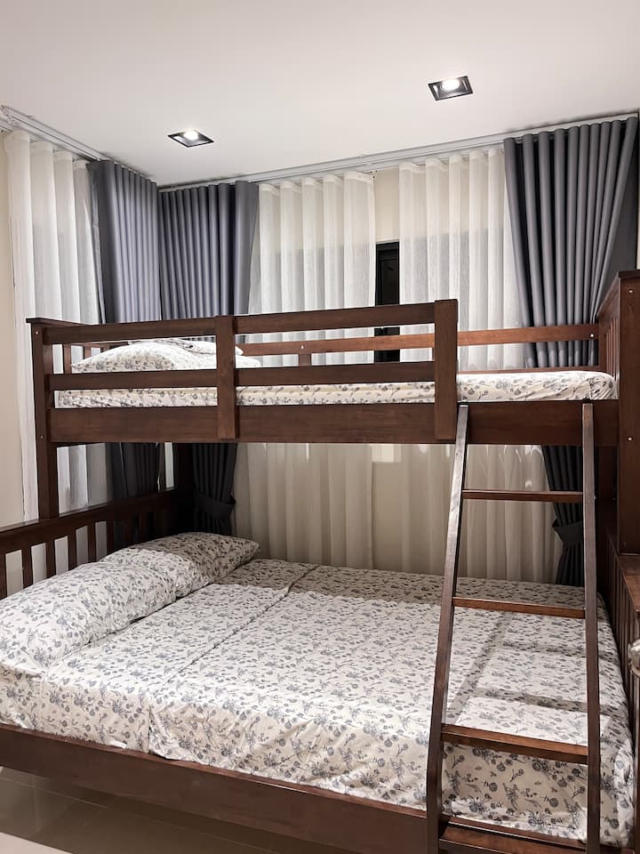 เป็นห้องรับแขกบนชั้น 2 ดับเบิลด้านล่างและเตียงเดี่ยวด้านบน 
