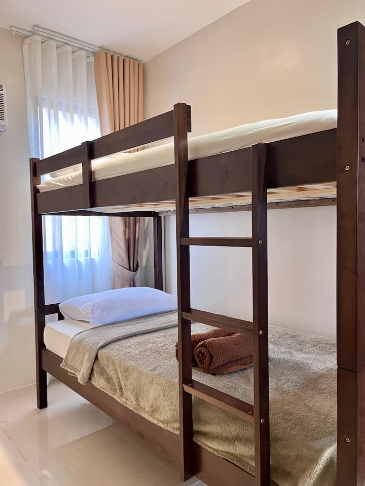 זה חדר האירוח. 