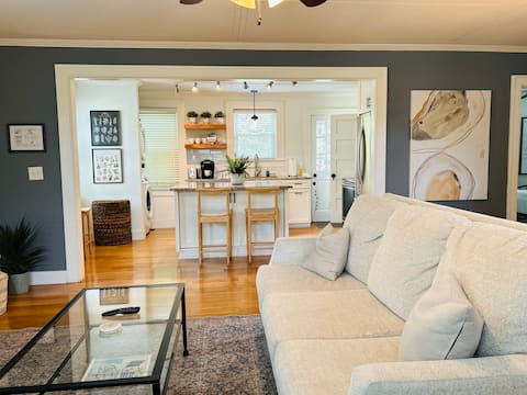 Top performing Airbnb: Charming Home in Park Circle in North Charleston