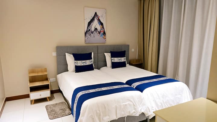 غرفة ضيوف مع سريرين مفردين مريحين للغاية وحمام داخلي رملي