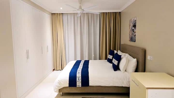 سرير كبير للغاية بحجم كبير (7*6 أقدام) مع مرتبة زنبركية مريحة. 