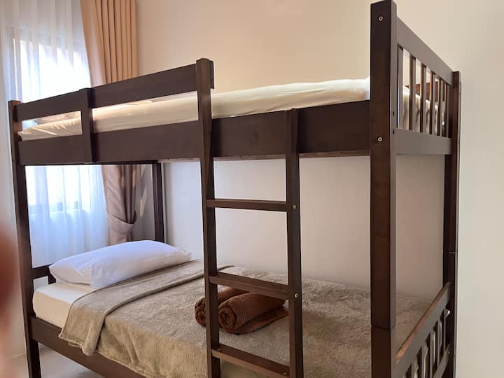 ห้องรับแขกที่ชั้นล่างมีเตียงสองชั้นและเตียงเดี่ยว 