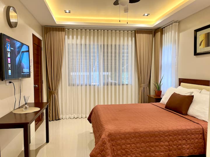 ห้องนอนใหญ่ชั้นล่าง - มีเตียงควีนไซส์และเตียงเดี่ยวแบบดึงออกมาด้านล่างสำหรับผู้เข้าพักเพิ่มเติมหลังจากผู้เข้าพักคนที่ 11 