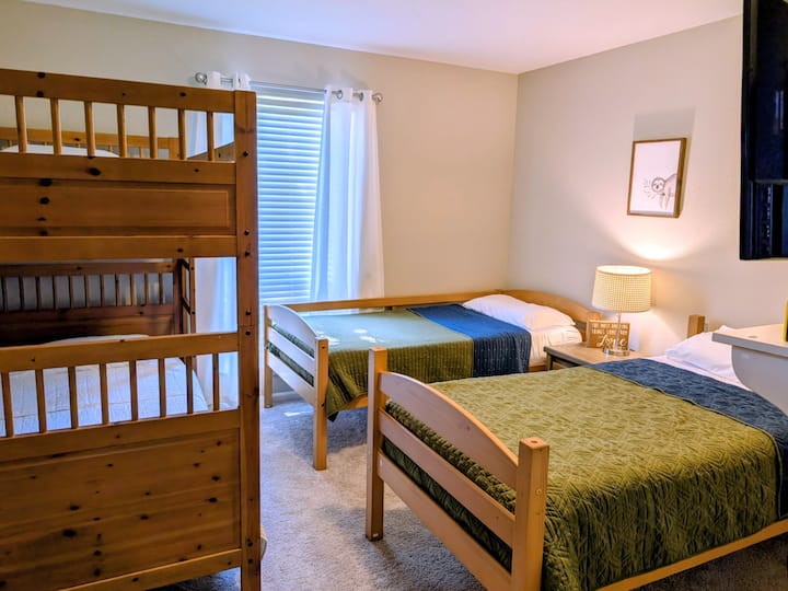 Let the fun begin in this awesome bunk room, ideal for your little ones and teens! Yet, it's also accommodating for larger adult groups. SLeeps 4 (165 lb weight limit on each bed of the bunk bed). Enjoy a Roku TV and an arcade game attachment.