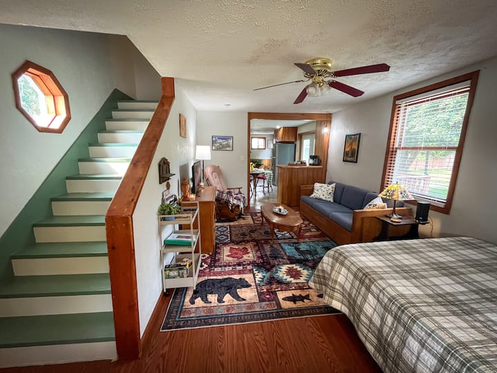 Სტუდიოს ტიპის საცხოვრებელში არის ორადგილიანი საწოლი, ტელევიზორი, ტახტი და სავარძელი. 