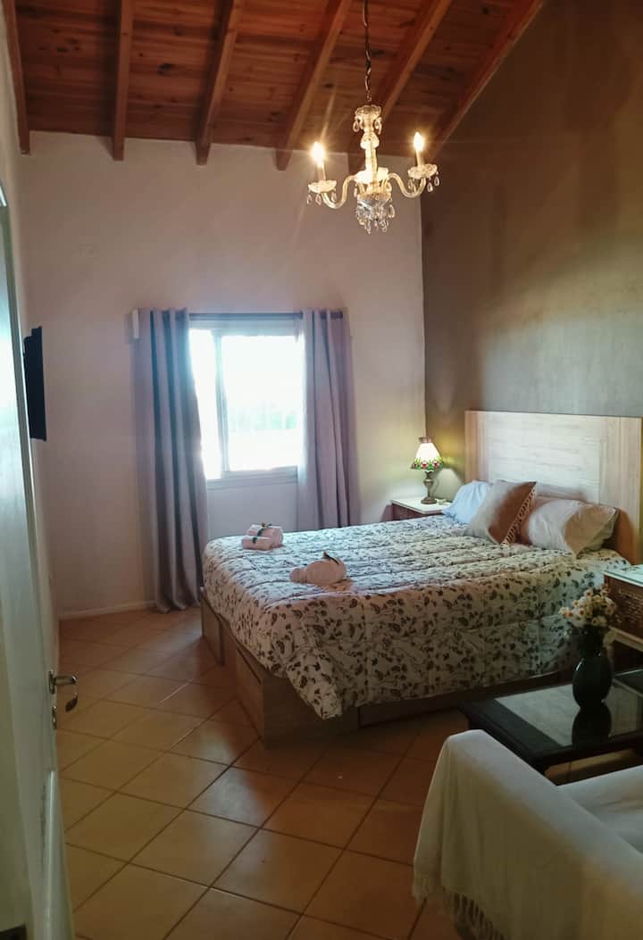 Queen ‑ ის საწოლი DormiBOX ® უჯრებით სტუმრების ტანსაცმლისა და ნივთების შესანახად. 