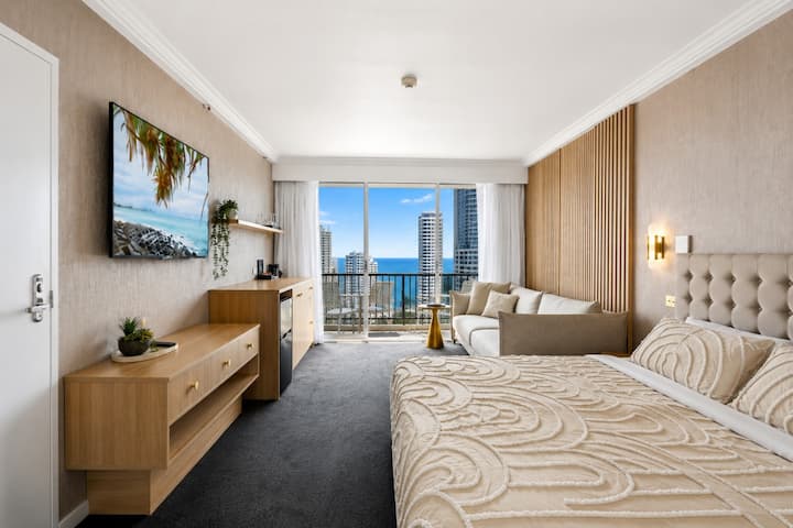 King Suite - Ocean View, Renovated Luxury - Lev 19 - Gold Coast