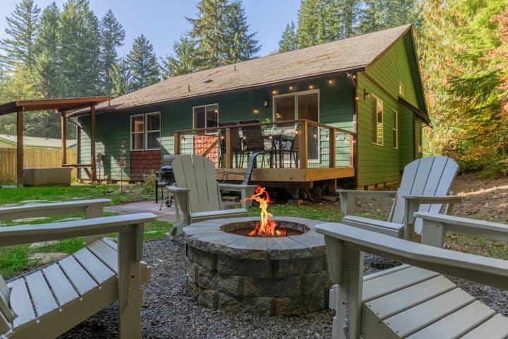 Brand New Hot Tub! Sleeps 8! - Ashford, WA