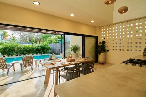 Successful Airbnb property: Spacious House For Groups+Pool+AC+WiFi @Coveñas in San Antero