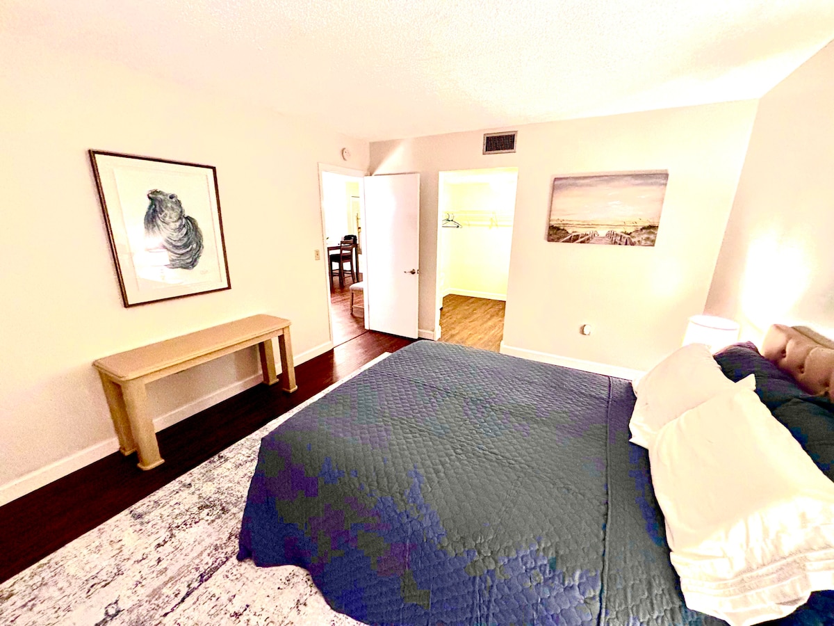 Dhomë gjumi kryesore me krevat dopio "queen", dollap me rrota të mëdha, dollap me çarçafë dhe hyrje në banjën kryesore. 