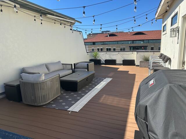 Walk to Magnolia Ave • Luxe Rooftop Patio gallery image 3