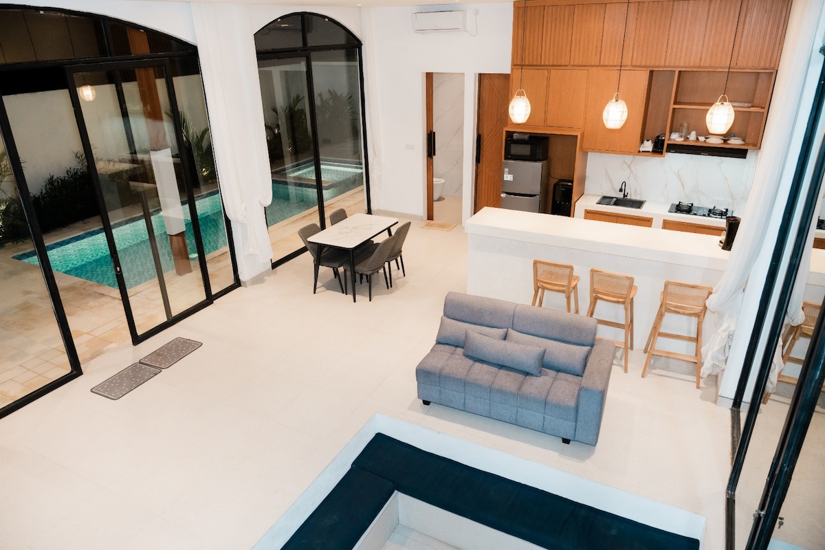 Home in Mengwi · 3 bedrooms · 3 beds · 3 private baths, comparable Airbnb