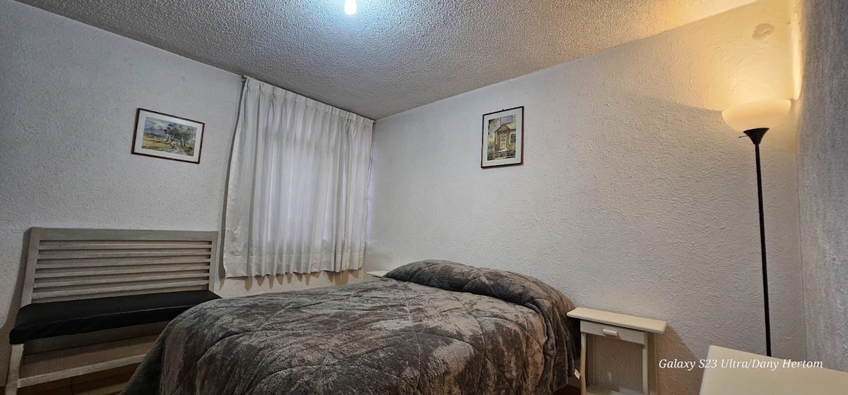 Dhomë gjumi e rehatshme dhe e qetë me krevat dopio dhe dollap.