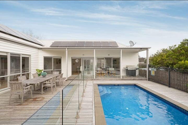 Sorrento Serenity, pool & spa, 5 mins to the beach