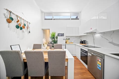 3BR Hideaway with A/C Near CBD, Crown St & Parks