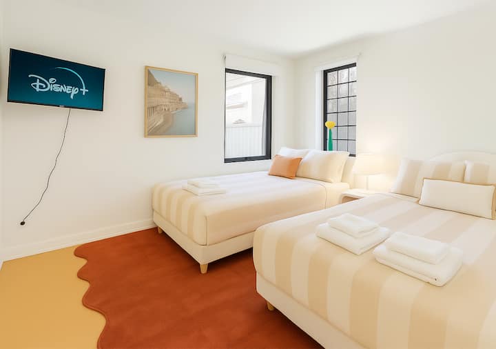 La chambre 3 peut accueillir jusqu'à 4 personnes avec la chambre avec 1 lit queen et 1 lit double.