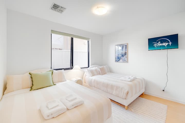 Раширете се на брачен и единечен кревет (широк 150-179 см) во оваа светла спална соба; свежата постелнина, телевизорот монтиран на ѕид и голем прозорец создаваат удобен простор за опуштање.