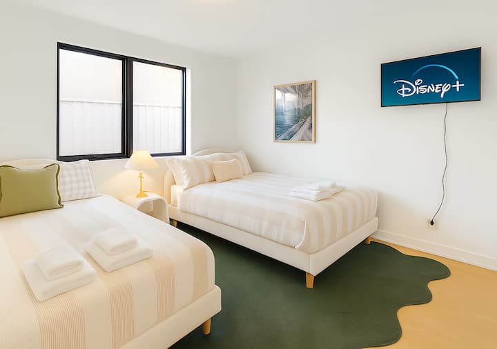 La chambre 2 peut accueillir jusqu'à 4 personnes avec la chambre avec 1 lit queen et 1 lit double.