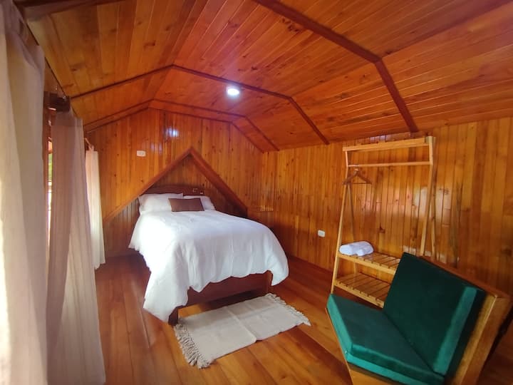 Habitación con cama simple, sillón y guarda ropa. 
Vista al mirador de Villa Rica.
Ubicada en el tercer nivel.