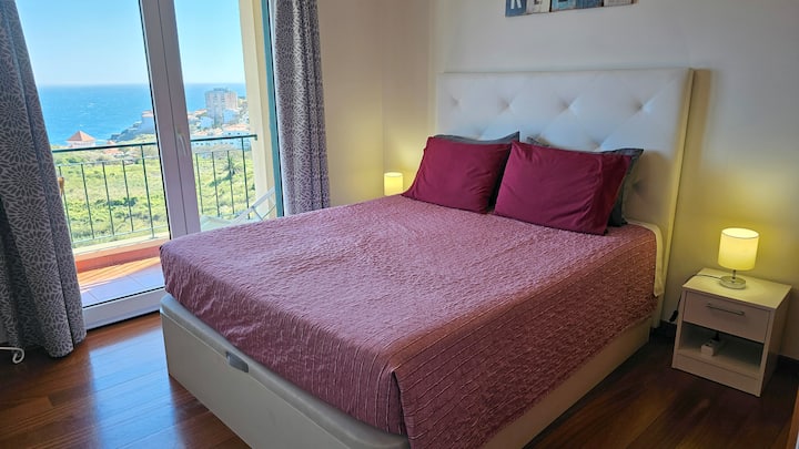 Quarto duplo com vistas desimpedidas para o oceano e para a praia.
