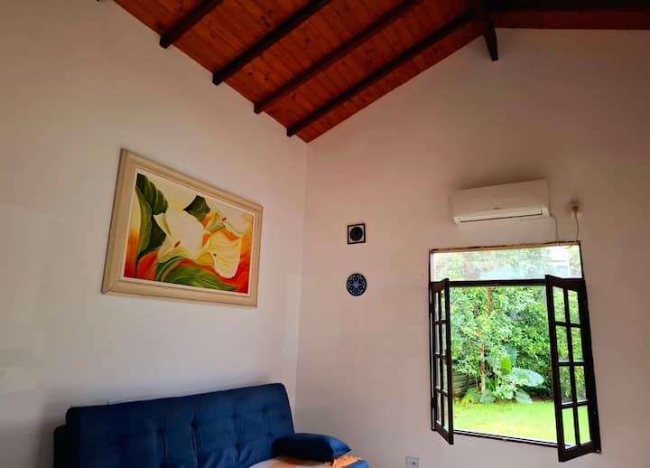 Air Room en High Heights, met D33 slaapbank, airconditioning en groen uitzicht.