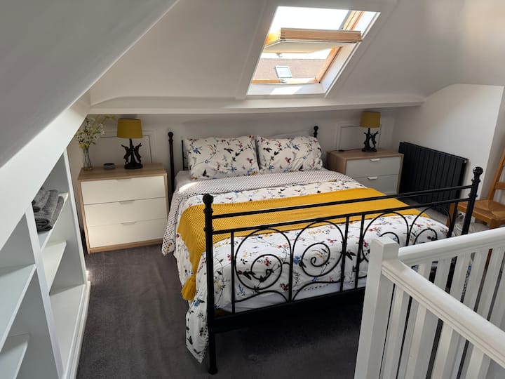 שפע של מגירות ומדפים פתוחים/ארונות לדברים שלכם. 