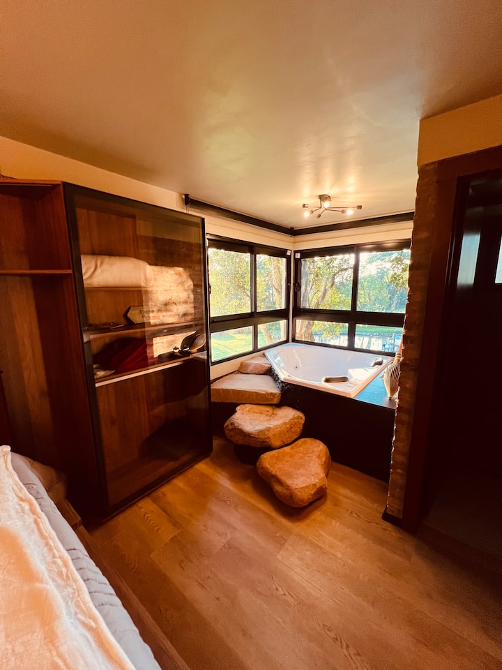 The whirlpool in the red room is an invitation to total relaxation, with a charming view and a cozy atmosphere, perfect for slowing down, renewing your energy and experiencing magical moments for two. ✨